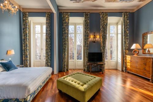 1 queen bed, 1 twin bed