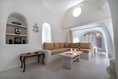 Christina's Cave House - image 4