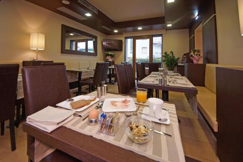 Hotel Clarin 14 by Dori - image 11