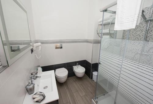 Double Room image 3