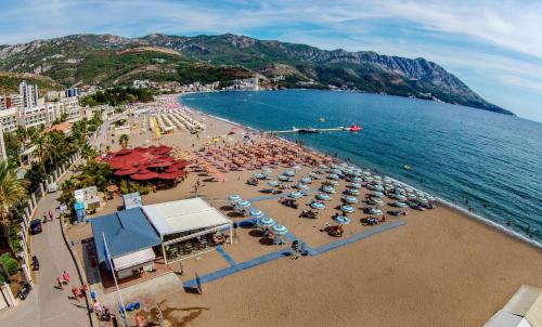 Pub/Lounge, Dolce Vita in Becici