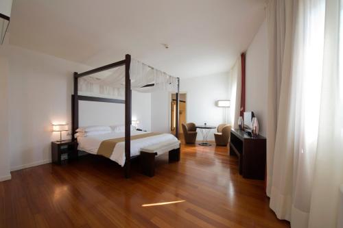 Eden Rock Resort - image 9