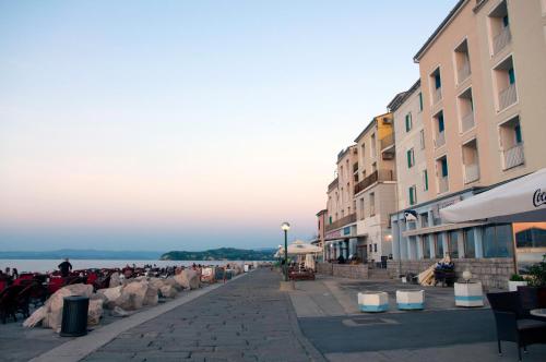 Spacious balcony apartment next to Piran beach and lighthouse