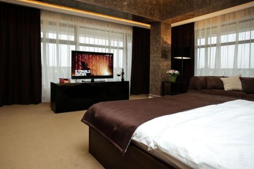 Park Hotel Warshawskiy - image 2