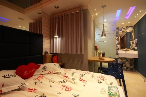 Deluxe Queen Room image 7