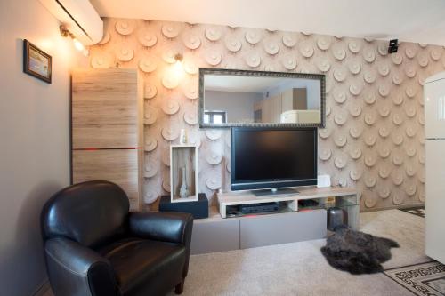 Old Pine Apartment - image 4