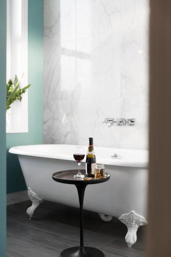The Lodge Hotel - Putney - image 2