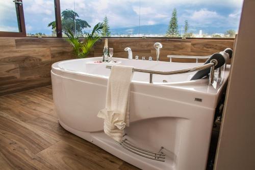 Pezsgőfürdő, Ilalo Garden Hotel & Restaurant in Tumbaco