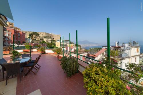Balcony/terrace, Una terrazza sul golfo in Vomero