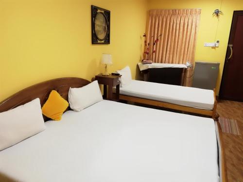 Triple Room with Balcony image 4