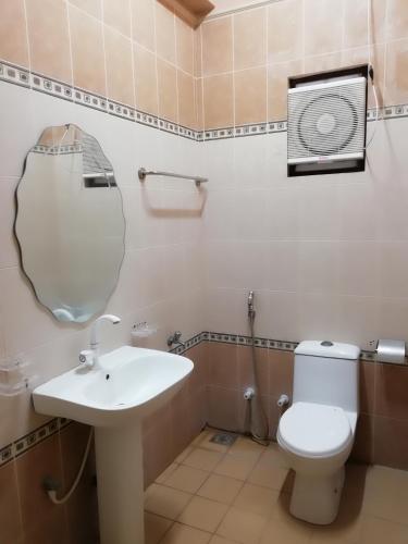 Triple Room with Balcony image 6