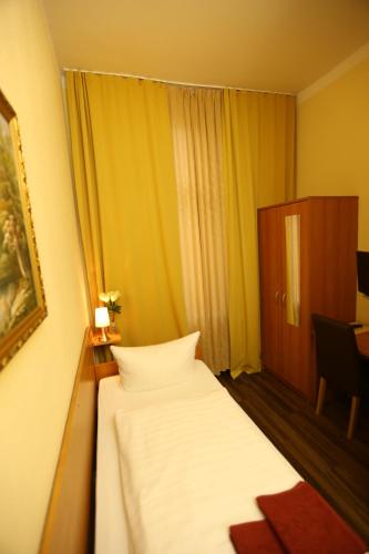 Single Room image 6
