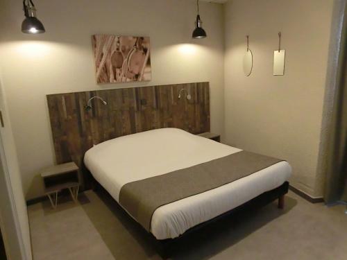 1 queen bed, 2 twin beds