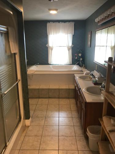 Longhouse Manor B&B in Watkins Glen, USA