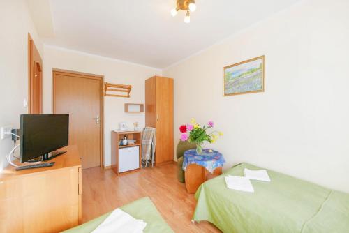 4 twin beds