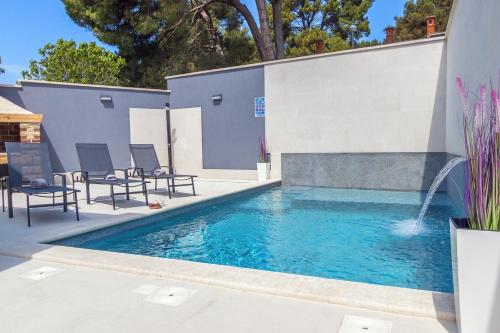 Luxury apartment with backyard and private pool - image 2