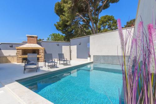 Luxury apartment with backyard and private pool - image 4