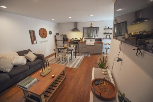 Charming Valley Village Guesthouse Permit # HSR two three zero zero 2794 in North Hollywood, USA