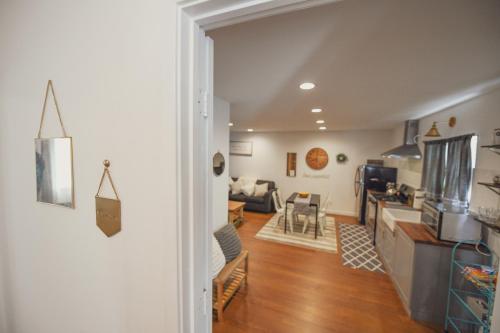 Charming Valley Village Guesthouse Permit # HSR two three zero zero 2794 in North Hollywood, USA