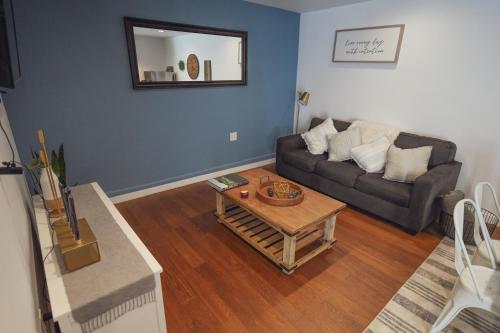 Charming Valley Village Guesthouse Permit # HSR two three zero zero 2794 in North Hollywood, USA