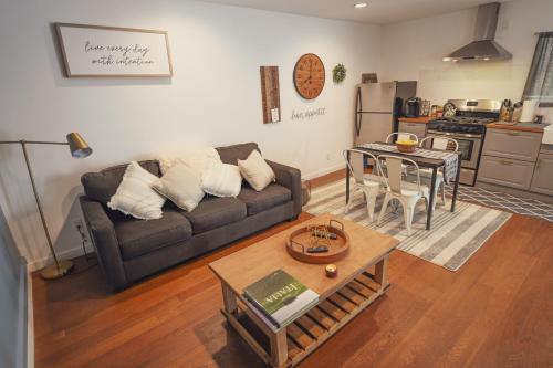 Charming Valley Village Guesthouse Permit # HSR two three zero zero 2794 in North Hollywood, USA