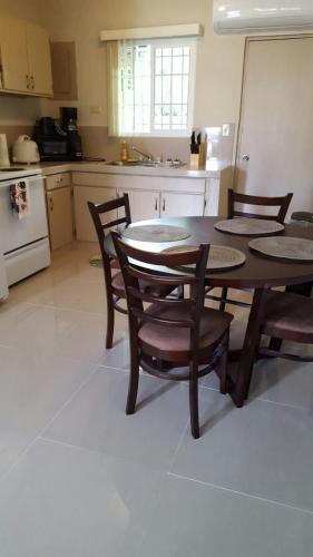 2 BEDROOM / 1 BATH ONLY 9 MILES TO NAVY BASE in 哈加納