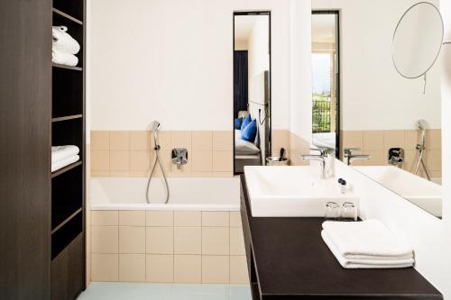 room detail thumbnail 2