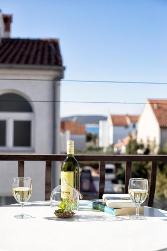 One-Bedroom Apartment with Balcony and Partial Sea View (3 Adults) image 1