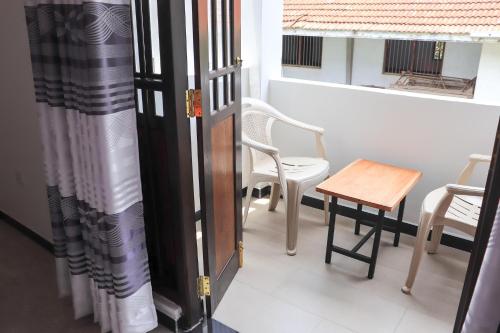 Deluxe Double Room with Balcony image 9