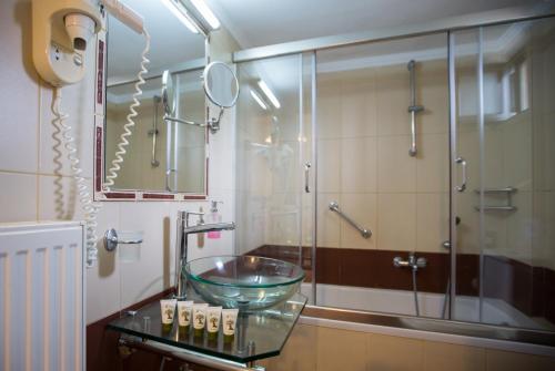 2 bedrooms, 4 beds