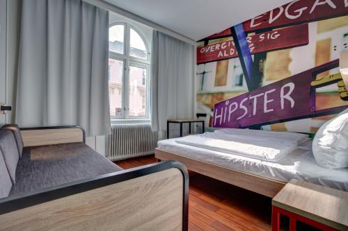 2 twin beds, 1 sofa bed