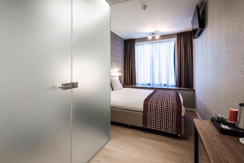 Standard King Room image 7