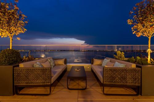 حانة/استراحة, Nyota Hotel & Conference Center in Mamaia Beachfront