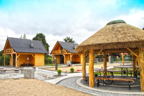 . Bacówki nad jeziorem Goszcza