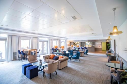 Bar/lounge, Denham Grove in Greater London North West