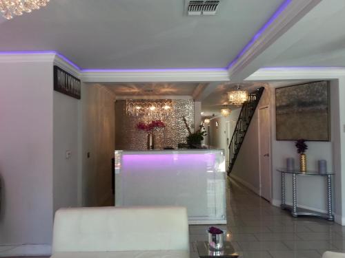 Hollywood VIP Hotel - image 4