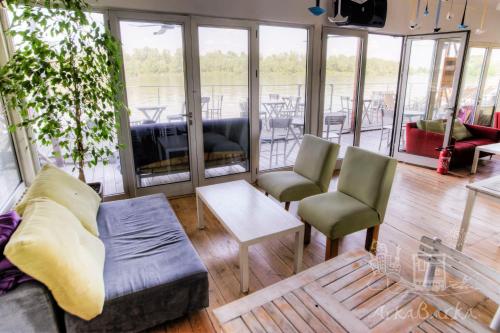 ArkaBarka Floating Hostel - image 8