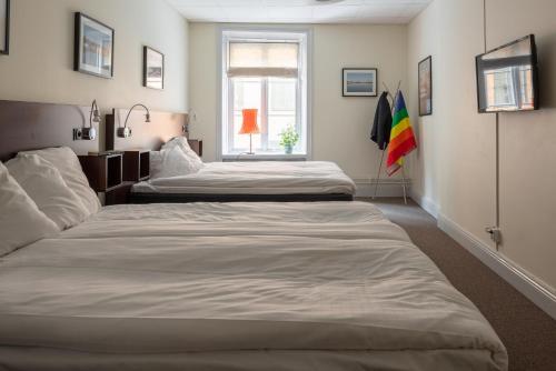 Quadruple Room with Shared Bathroom image 10