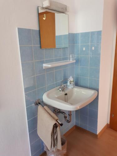 Single Room with Shared Shower and Toilet No.3