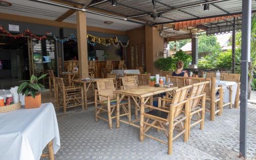 مطعم, بيت الشباب بي آند تي (P & T Hostel) in بو بوت