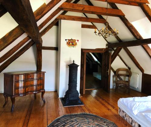 1 queen bed, 2 sofa beds