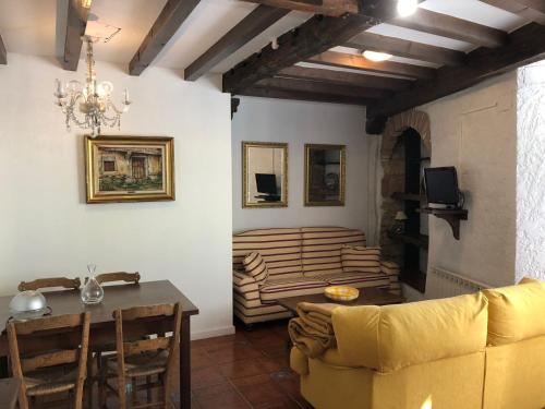 波薩達香格里拉卡瑟納德斯達​​酒店 (Posada La Casona De Ucieda) in 倫特