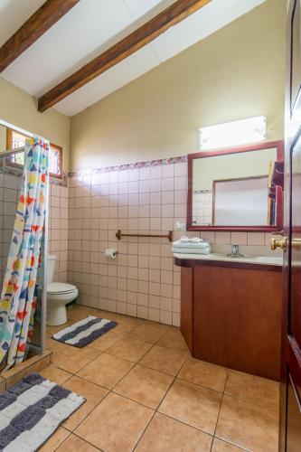 Bathroom, Hotel Guanacaste Lodge in Playa Flamingo