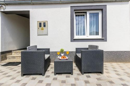 Luxury apartment with backyard and private pool - image 6