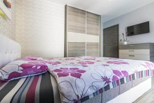 Luxury apartment with backyard and private pool - image 11