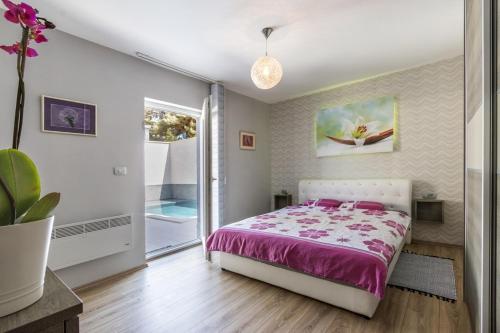 Luxury apartment with backyard and private pool - image 13