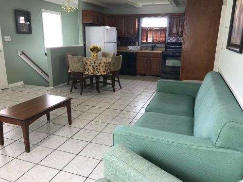 2 bedrooms, 4 beds