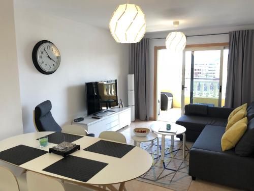 La perla - Tap to explore photos