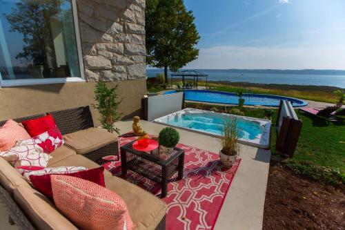 Létesítmények, Summer: Villa Pool & Spa | 39 Ppl | 8 BR | 9 Bath in Saint-Jean-de-l'Île-d'Orléans