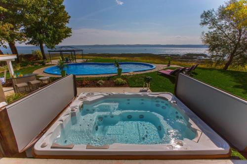 Úszómedence, Summer: Villa Pool & Spa | 39 Ppl | 8 BR | 9 Bath in Saint-Jean-de-l'Île-d'Orléans